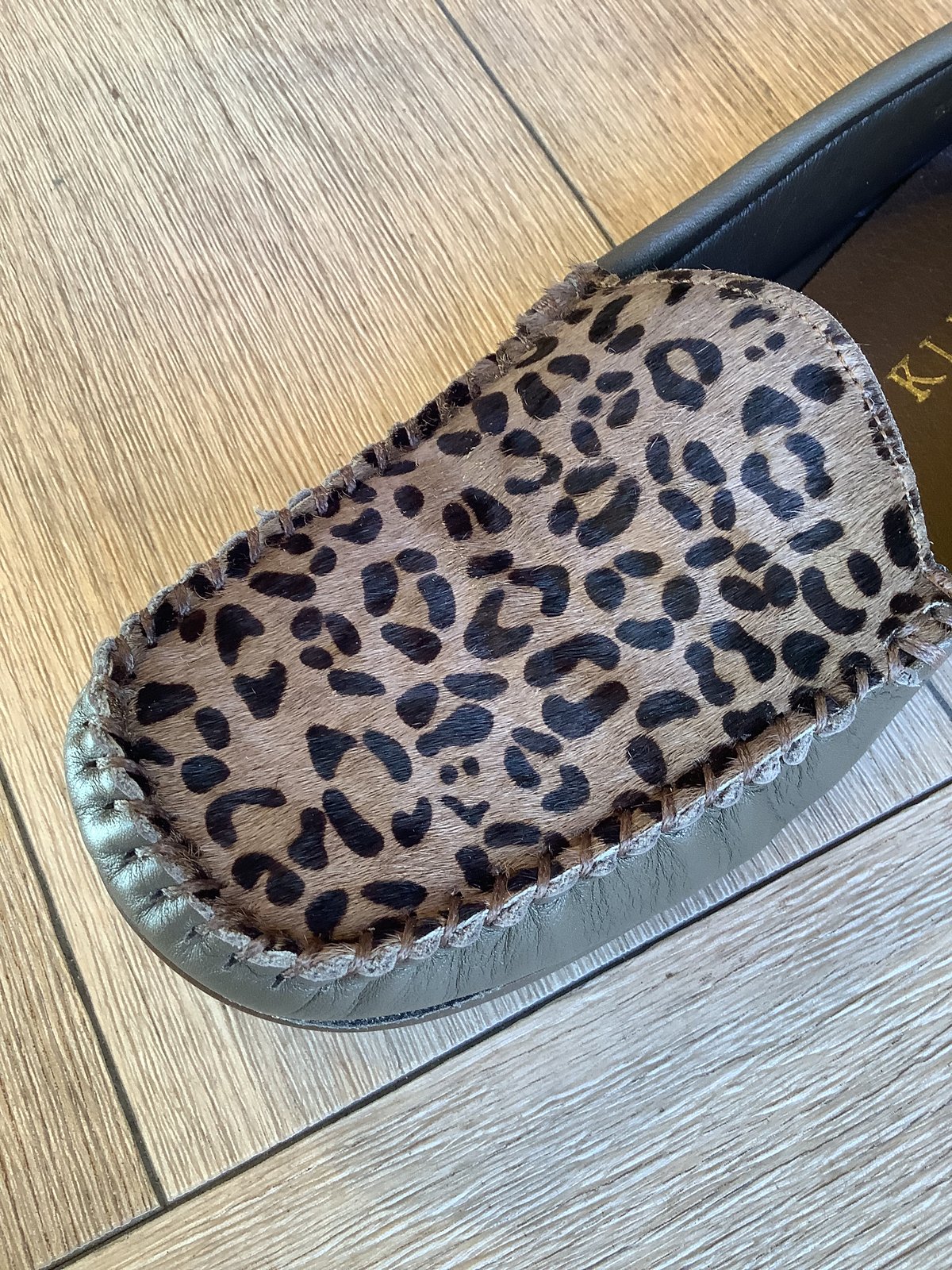 足を包み込む楽ちん本革モカシン グレー×ヒョウ柄 ポニーの毛 | shoes