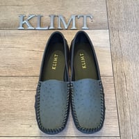 足を包み込む楽ちん本革モカシン靴　グレー×オーストリッチ柄