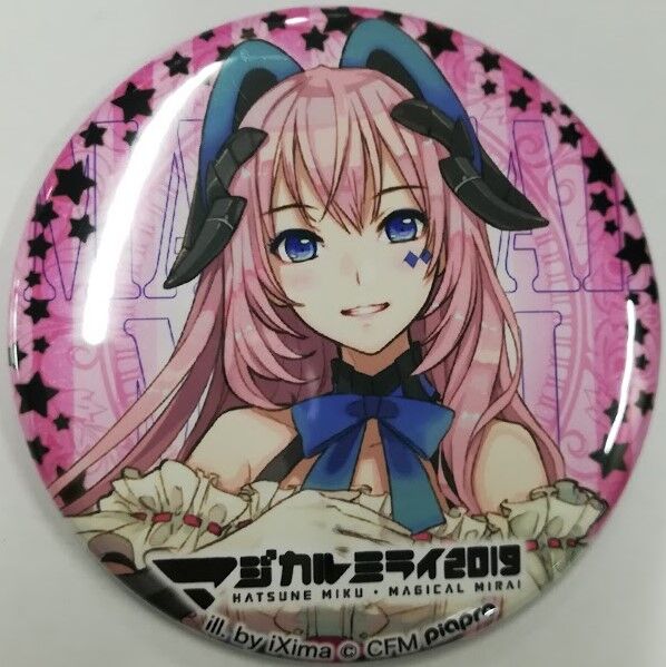 マジカルミライ 2019 特典 缶バッジ 巡音ルカ ボーカロイド 巡音ルカ 缶バッジ マジカルミライ2019 iXima先生柄 | K