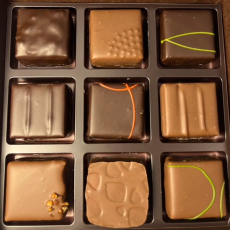 Boîte de chocolat 18 pièces ショコラ 18ヶ入り