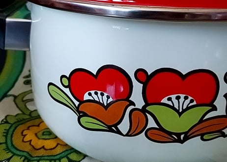 蓋が真っ赤な、お花が並んだホーロー両手鍋