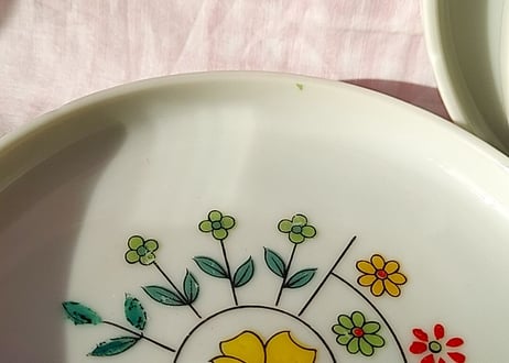 ポップな花柄🌼*･丸型トレイ