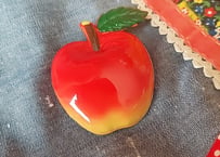 りんごのレトロなブローチ