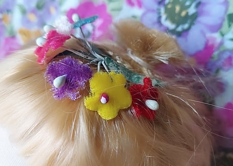花束を持った三つ編みのカッパポーズDOLL