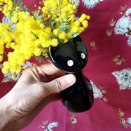シュールな黒猫🐈‍⬛花瓶