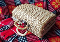 赤白チェックの小振りなバスケット