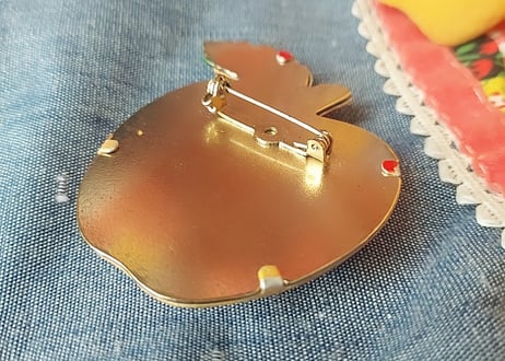 りんごのレトロなブローチ