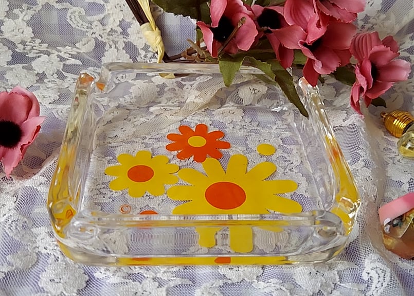 ポップなフラワー🌼*・硝子のスクエア灰皿 | あんちーくKIDAN STORE