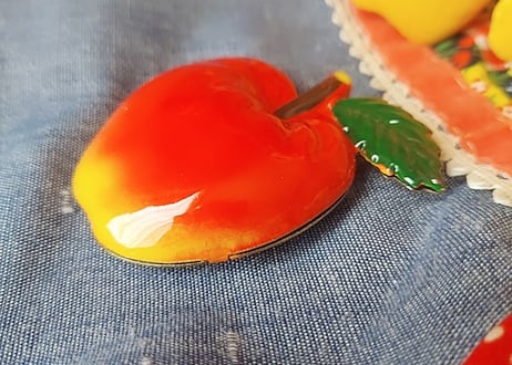 りんごのレトロなブローチ