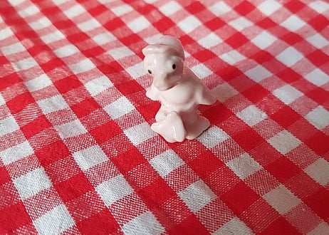 ちょっと変な顔のピンクの動物たち
