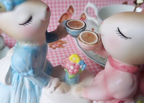 AVON☕うさぎのティータイム陶器の置物
