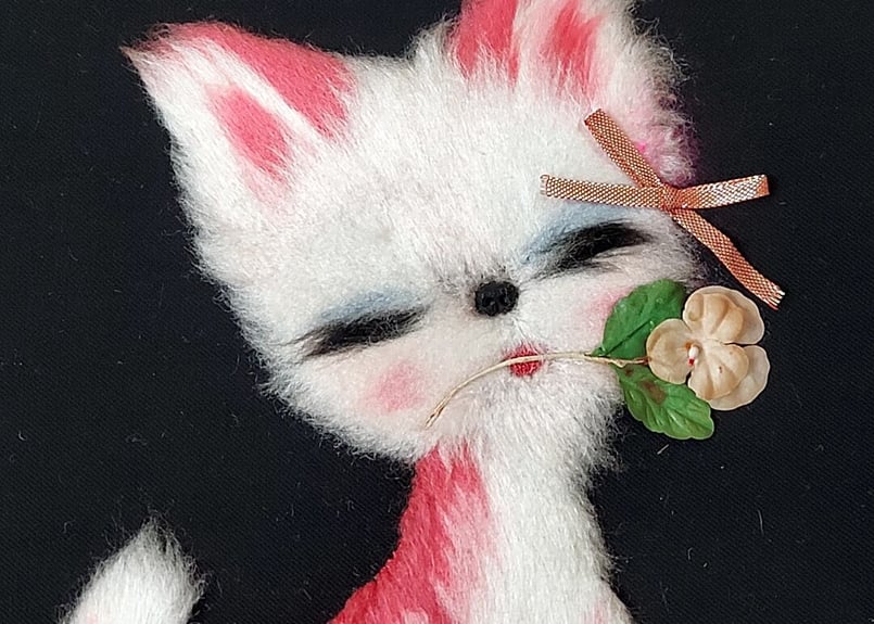 花をくわえるふわ毛ネコ🐈‍⬛💕︎文化刺繍 | あんちーくKIDAN STORE