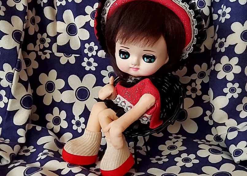 collectorsドール　椅子に座った女の子 collectorsドール 椅子に座った女の子 アンティーク 椅子 豪華