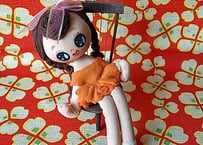 昭和30年代・椅子に座った小さなDOLL