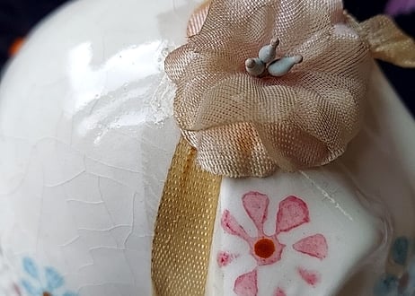 お花とリボンを付けた豚の貯金箱