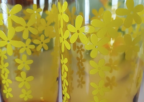 アデリア･黄色のお花が下がるアンバーグラス