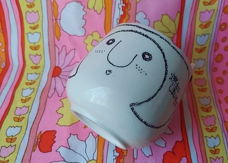 持ち手が付いた、女の子のメッセージ灰皿