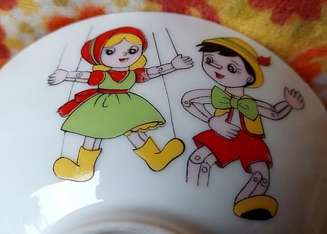 パチもの・ピノキオ風レトロ茶碗