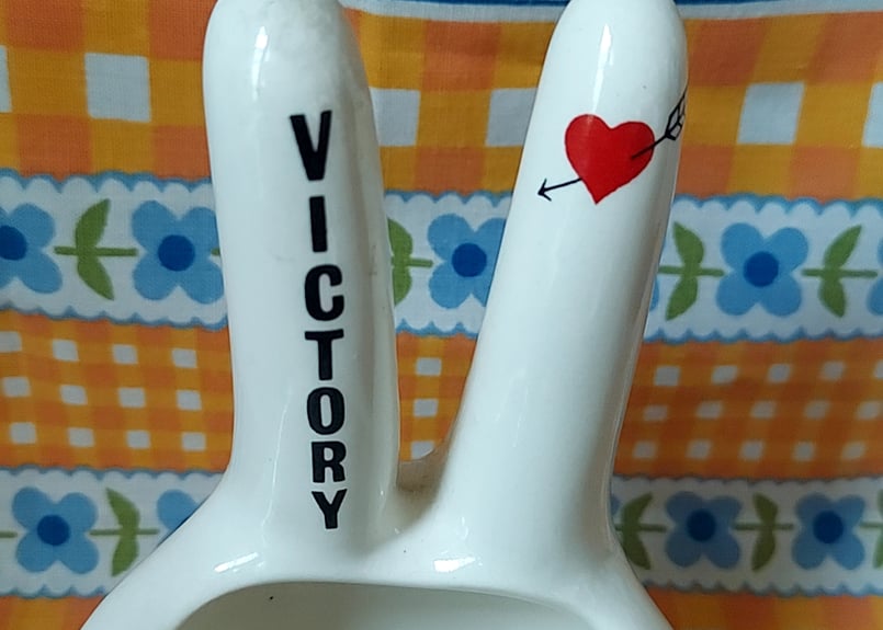 ハンドモチーフ　オブジェ　灰皿　小物入れ　陶器　スペースエイジ置物アート　モダン Victory✌️ハンドモチーフの灰皿 | あんちーくKIDAN STORE