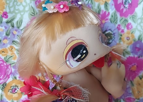 花束を持った三つ編みのカッパポーズDOLL