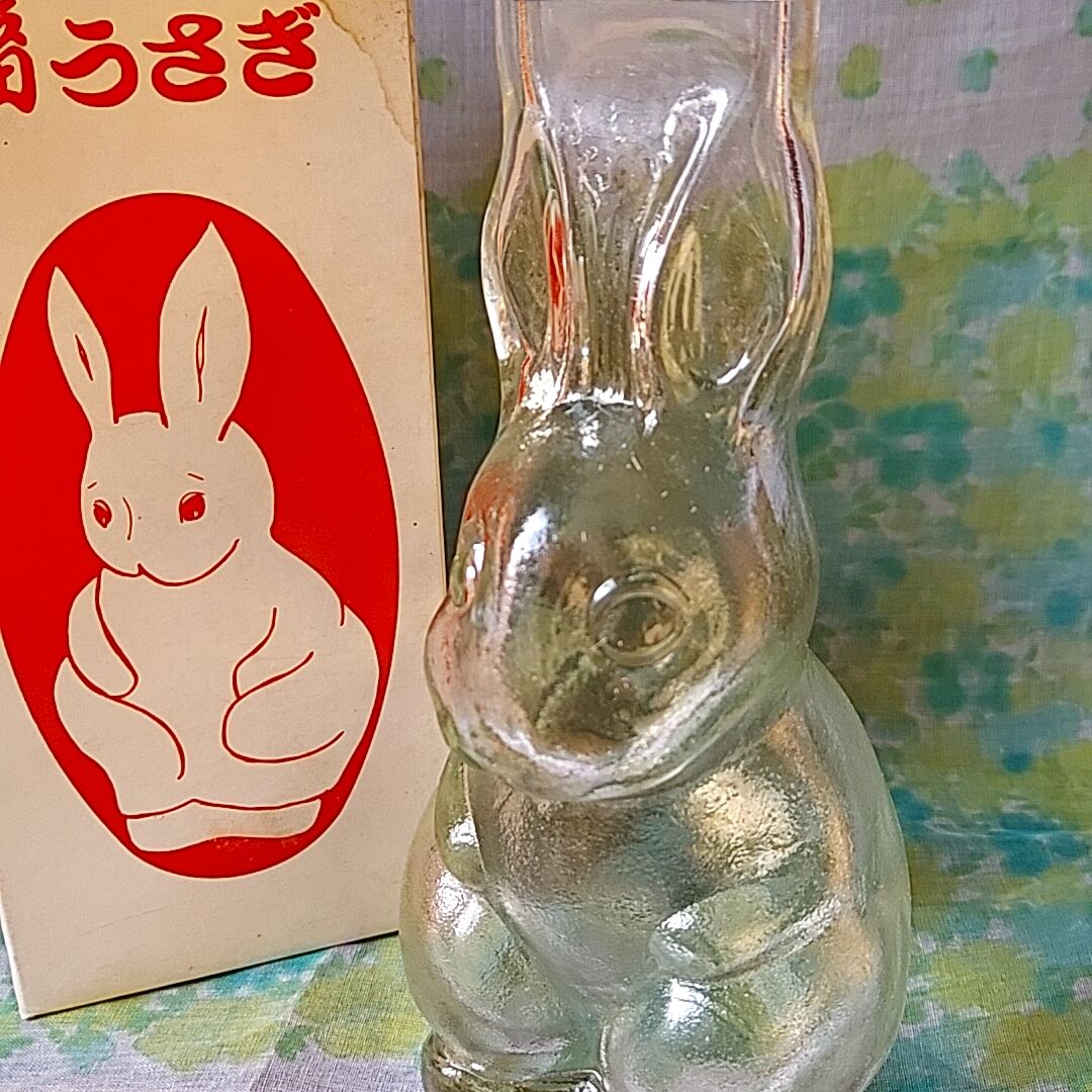 ウランガラスのうさぎが乗ったガラス製のミニ硯 アトリエキース ステンドグラス・ミニランプ うさぎが住むお家