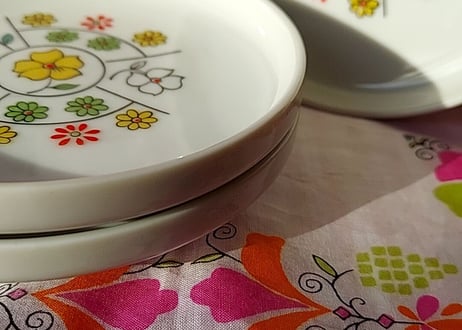 ポップな花柄🌼*･丸型トレイ