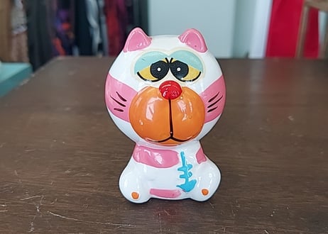 眠そうなおマヌケ顔の猫ちゃん