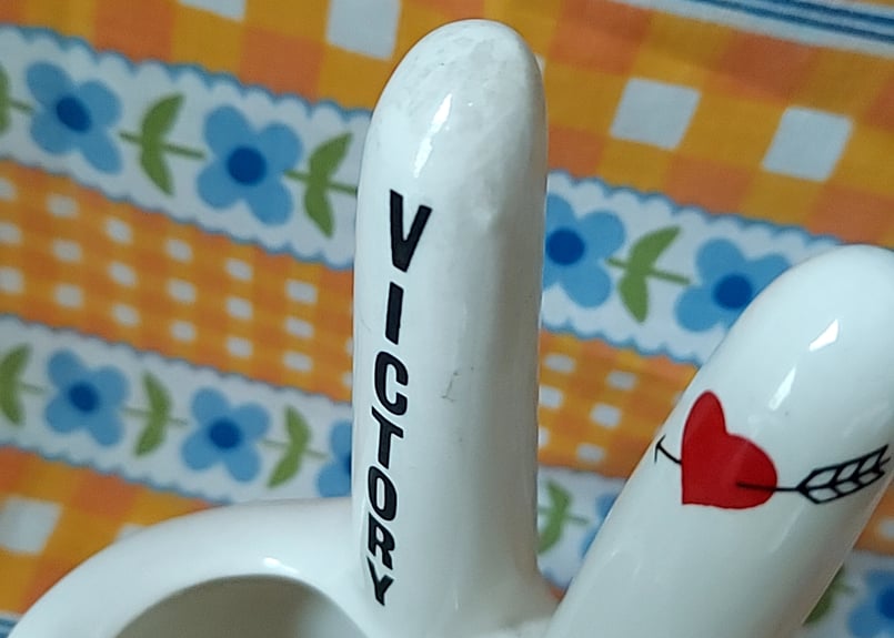 Victory✌️ハンドモチーフの灰皿 | あんちーくKIDAN STORE