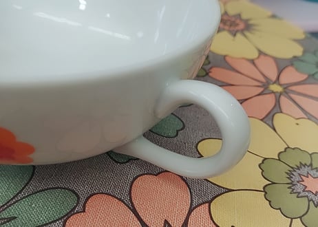 お花ポップな陶器のスープカップ