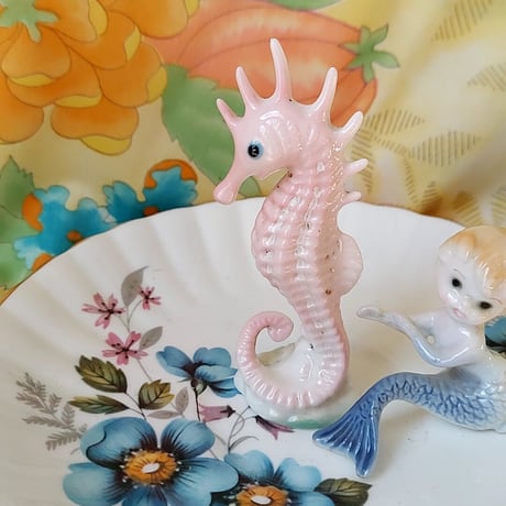 子に寄り添う白馬親子」の置物（Noritake陶器、ビンテージ品） か黒 