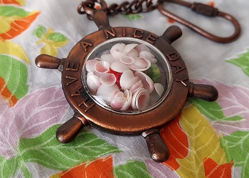 お花と桜貝が入ったお土産キーホルダー | あんちーくKIDAN STORE