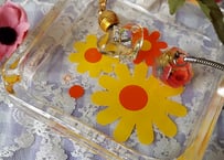 ポップなフラワー🌼*･硝子のスクエア灰皿