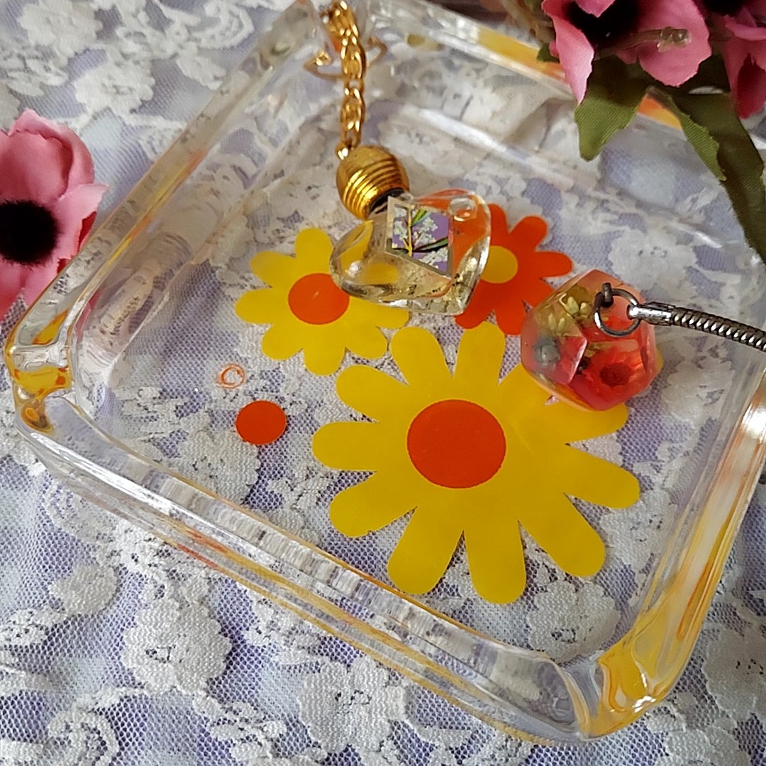 ポップなフラワー🌼*・硝子のスクエア灰皿 | あんちーくKIDAN STORE