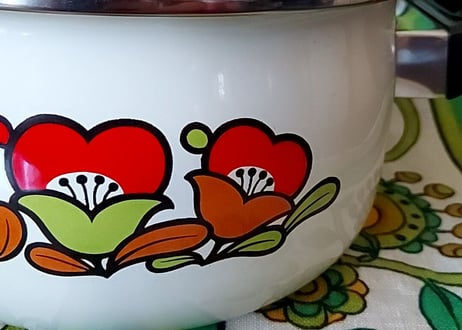 蓋が真っ赤な、お花が並んだホーロー両手鍋