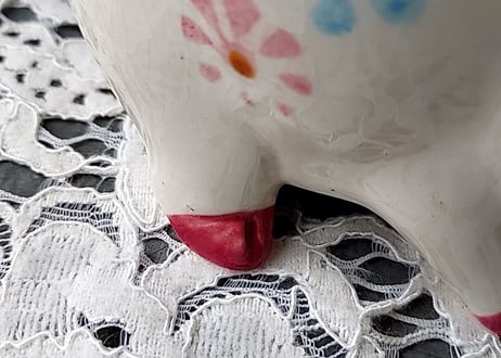 お花とリボンを付けた豚の貯金箱
