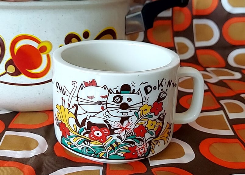 亜土ちゃん風‼️猫のコミカルマグカップ | あんちーくKIDAN STORE