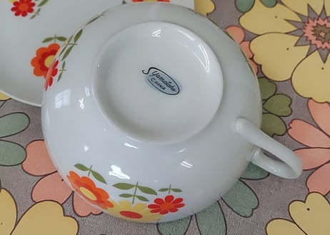 お花ポップな陶器のスープカップ