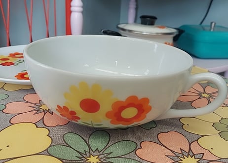 お花ポップな陶器のスープカップ