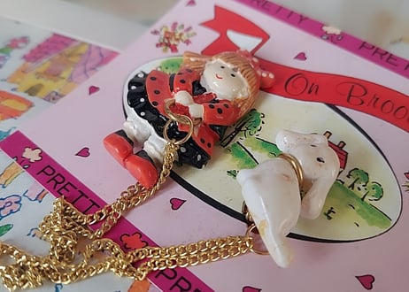 Fancy🩷 ̖́-女の子とわんちゃんのチェーンブローチ