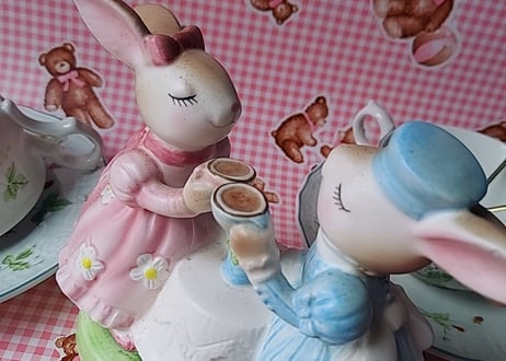 AVON☕うさぎのティータイム陶器の置物
