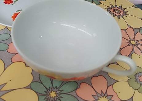 お花ポップな陶器のスープカップ