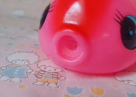 ビビットカラーがキッチュな金魚のソフビ