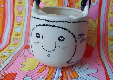 持ち手が付いた、女の子のメッセージ灰皿