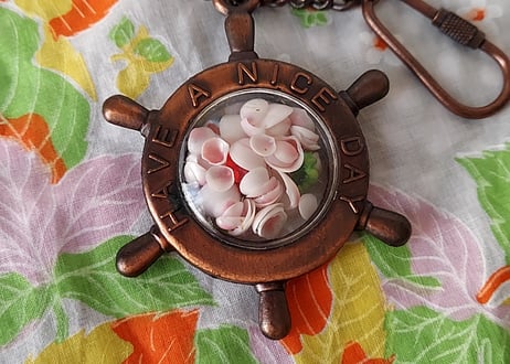 お花と桜貝が入ったお土産キーホルダー