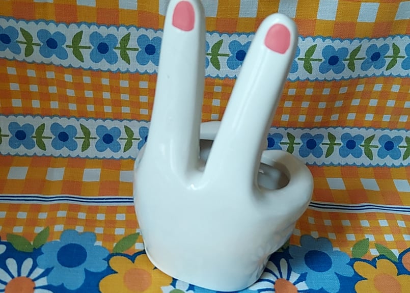 ハンドモチーフ　オブジェ　灰皿　小物入れ　陶器　スペースエイジ置物アート　モダン Victory✌️ハンドモチーフの灰皿 | あんちーくKIDAN STORE