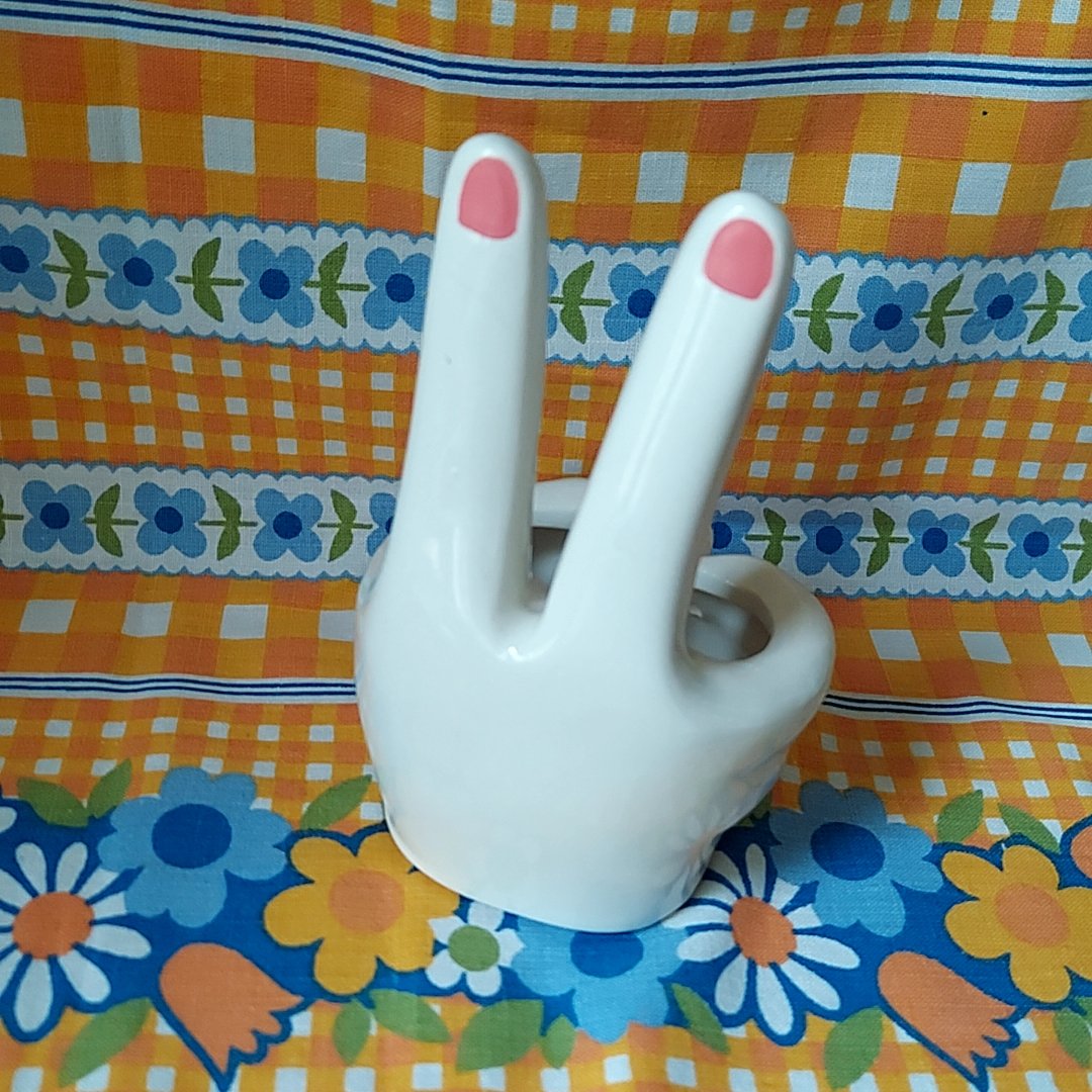 Victory✌️ハンドモチーフの灰皿 | あんちーくKIDAN STORE