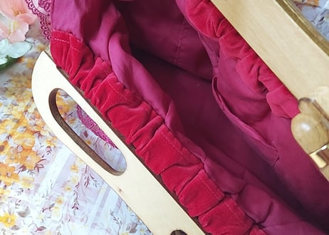 ワインレッドレースのウッドハンドルBAG