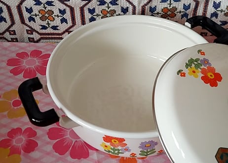 ポップな花柄🌼*･平たいホーロー鍋