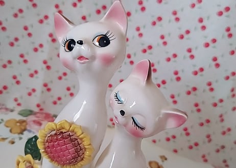 ひまわりが付いた🌻陶器のペア猫