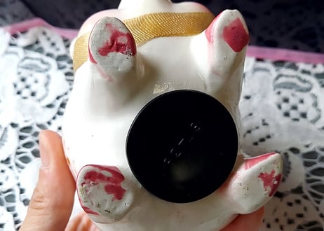 お花とリボンを付けた豚の貯金箱